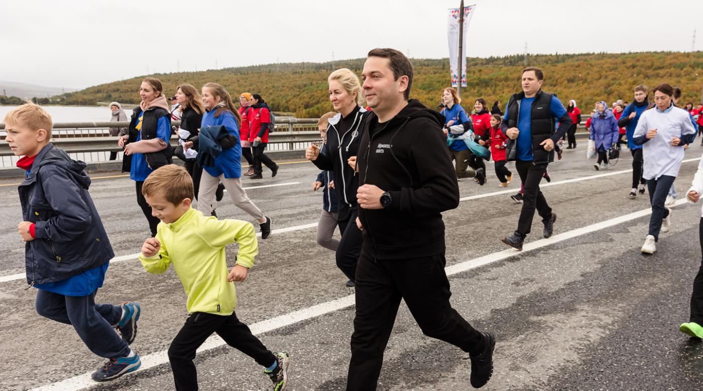  Губернатор Андрей Чибис с семьей принял участие в забеге через Кольский мост